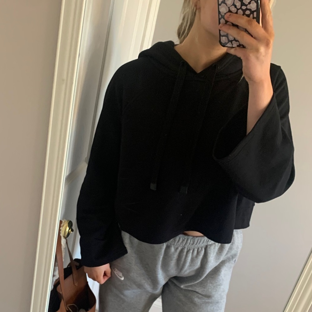 Black cropped Athleta sweatshirt